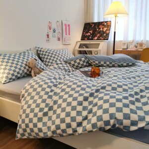 Contrasting Color Bedding Set