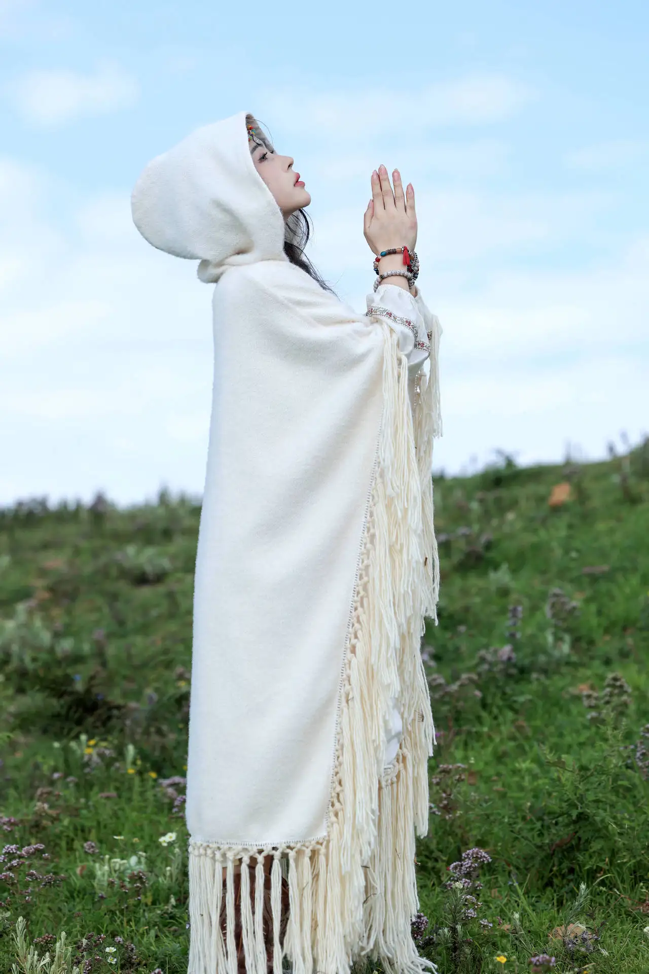 GypsyLady Boho Tassels Handmade Knitted Cloaks Capes Winter Thick Warm Women Vocation Hippie Ethnic Capes Cloak Poncho Outwear