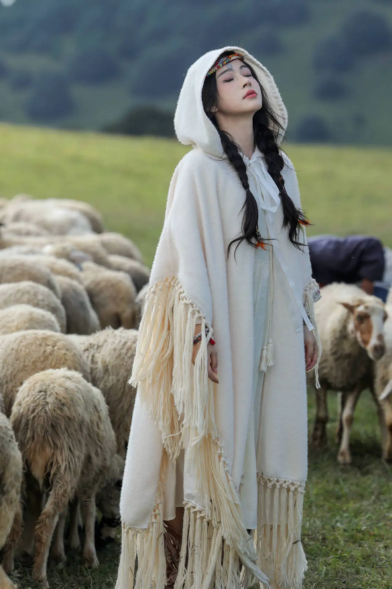 GypsyLady Boho Tassels Handmade Knitted Cloaks Capes Winter Thick Warm Women Vocation Hippie Ethnic Capes Cloak Poncho Outwear