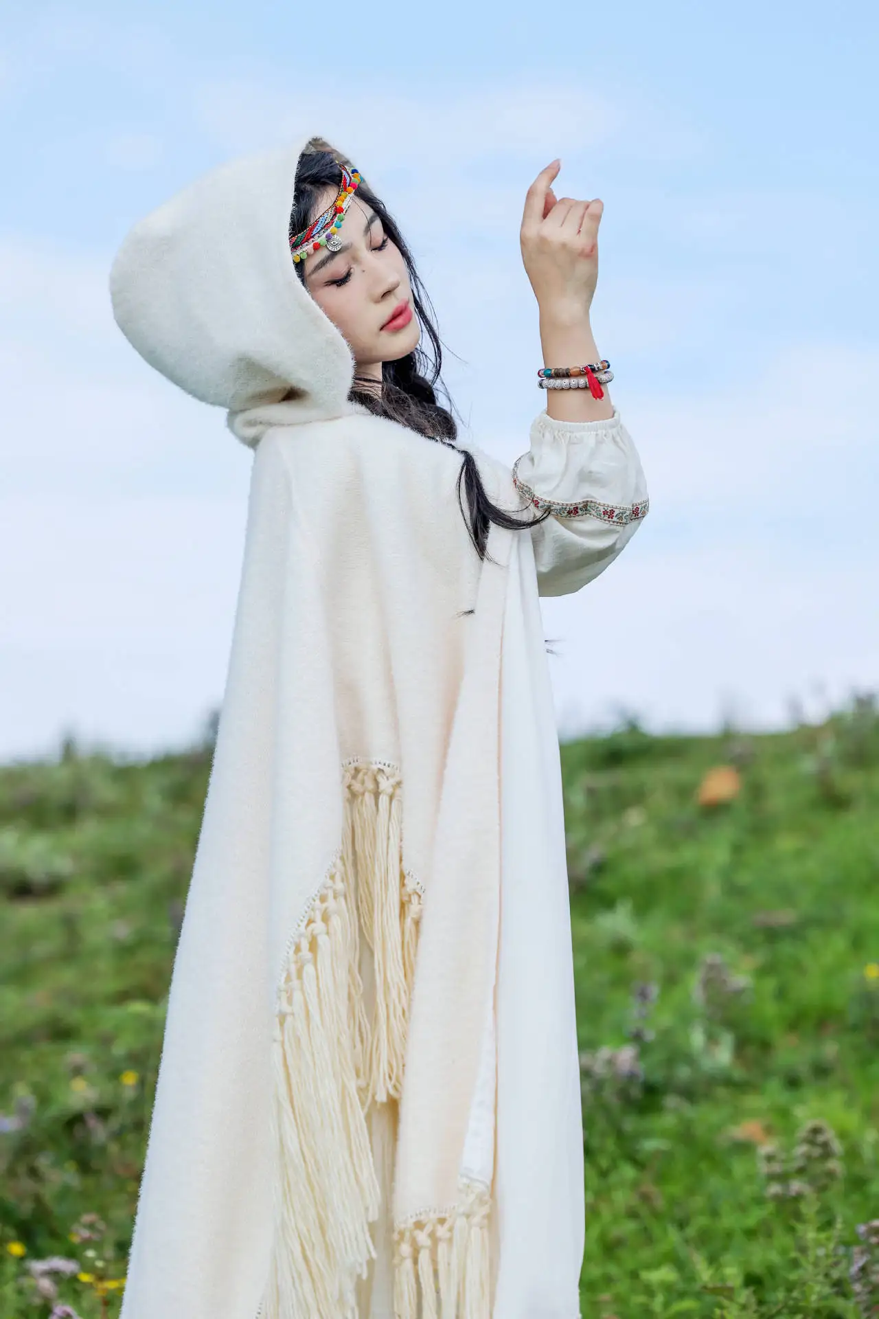 GypsyLady Boho Tassels Handmade Knitted Cloaks Capes Winter Thick Warm Women Vocation Hippie Ethnic Capes Cloak Poncho Outwear