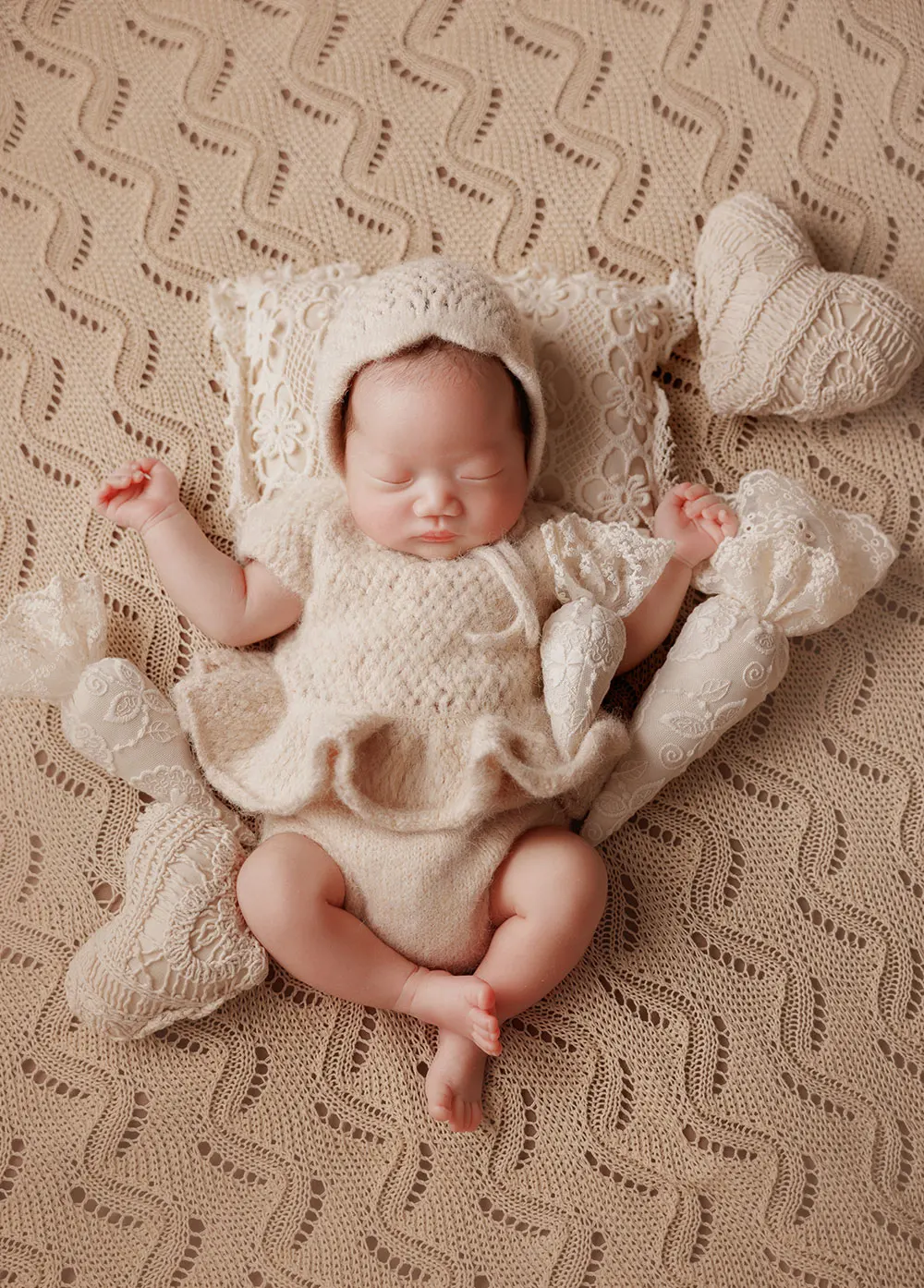 0-1 Month Newborn Photography Props Boho Theme Knitted Costume with Matching Hat Baby Girl Bow Headband and Heart Toy for Shoot