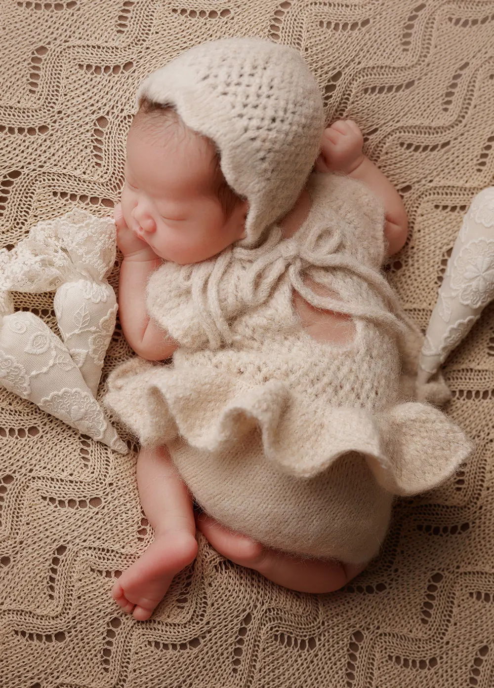 0-1 Month Newborn Photography Props Boho Theme Knitted Costume with Matching Hat Baby Girl Bow Headband and Heart Toy for Shoot