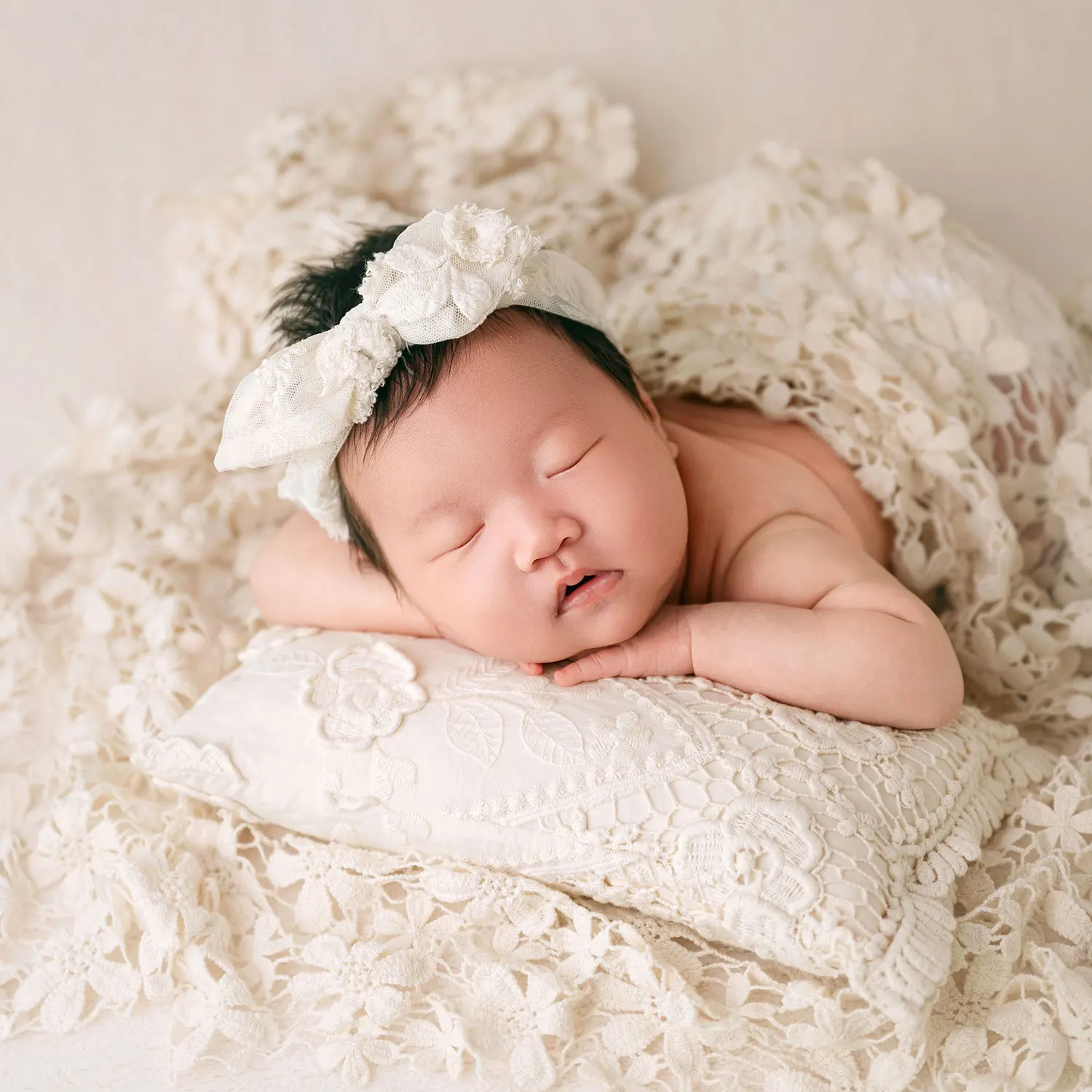 7-10 Lbs Baby Girls photoshoot Newborn Photography Props Boho Style Photo Posing Crochet Lace Wrap Headbands Pillow Bear Doll