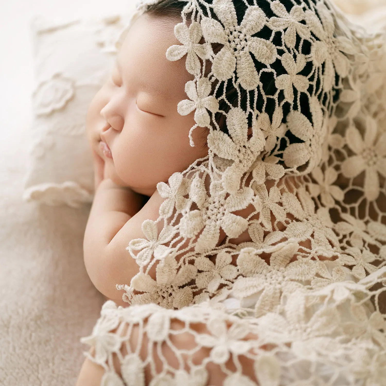 7-10 Lbs Baby Girls photoshoot Newborn Photography Props Boho Style Photo Posing Crochet Lace Wrap Headbands Pillow Bear Doll