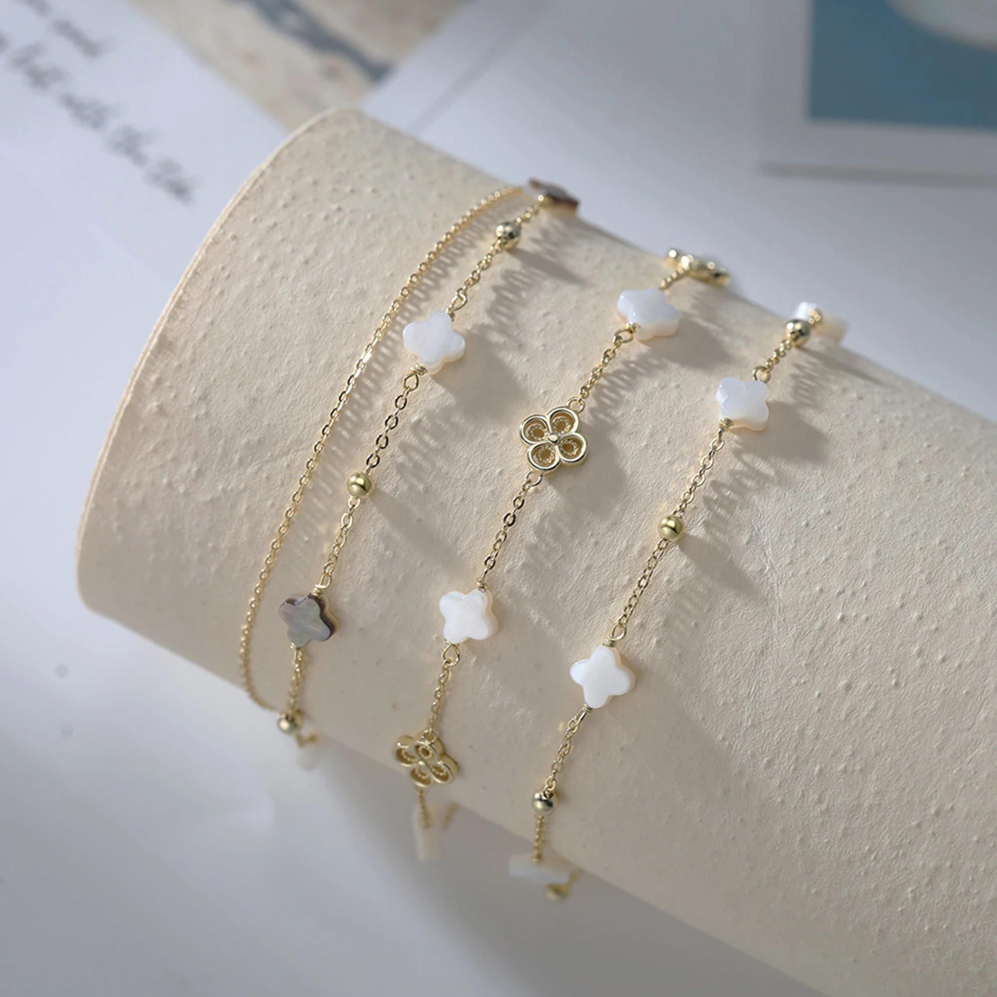 ORSA JEWELS 925 Sterling Silver White Shell Anklet Four Leaf Clover Design Nature Style Lucky Symbol Summer Accessory Gift GMA03