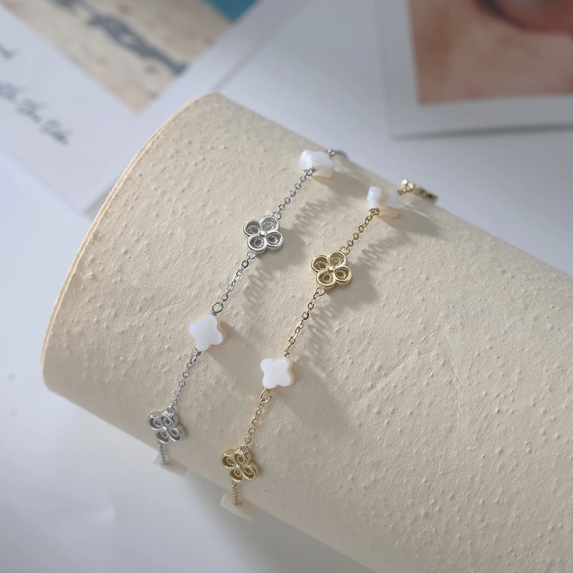 ORSA JEWELS 925 Sterling Silver White Shell Anklet Four Leaf Clover Design Nature Style Lucky Symbol Summer Accessory Gift GMA03