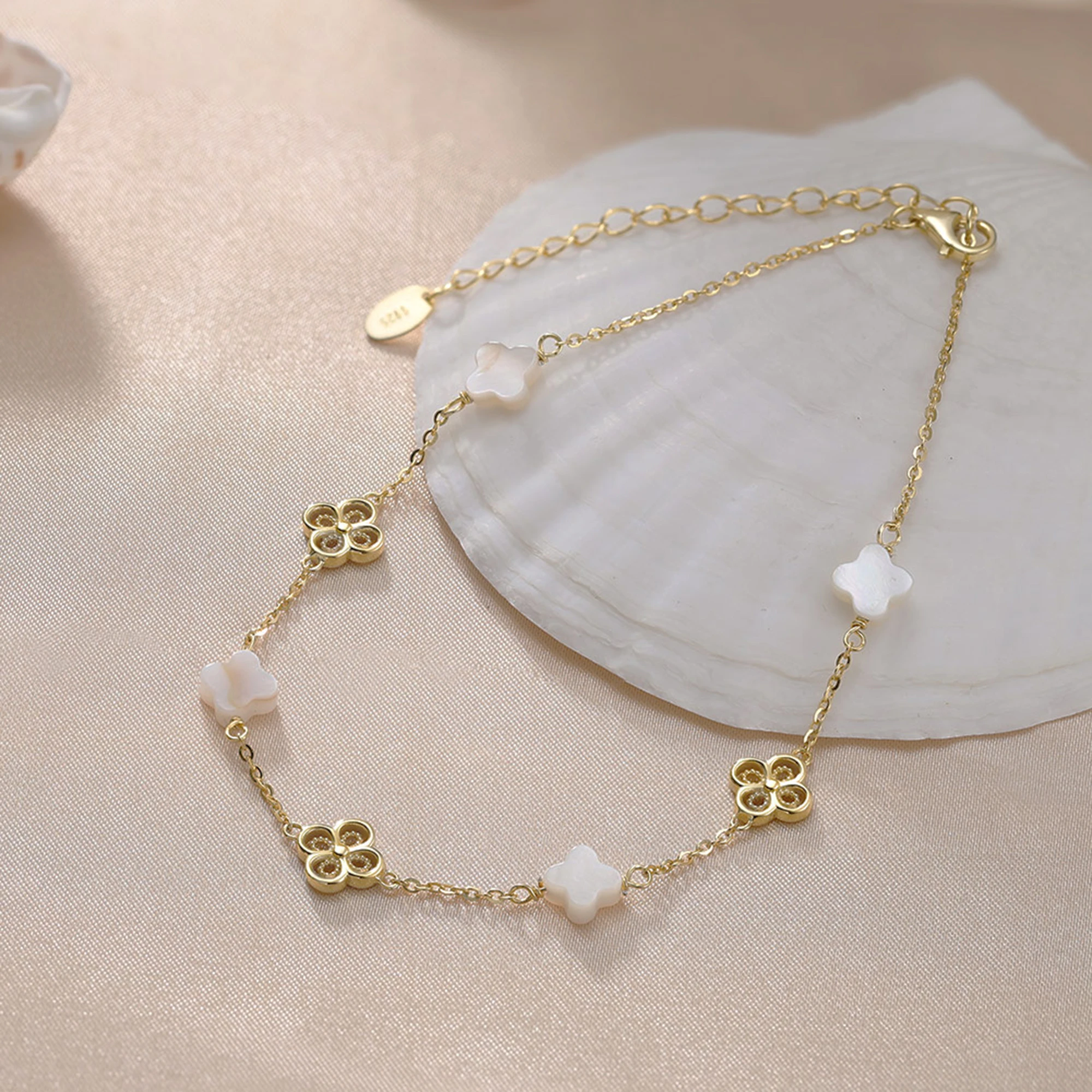 ORSA JEWELS 925 Sterling Silver White Shell Anklet Four Leaf Clover Design Nature Style Lucky Symbol Summer Accessory Gift GMA03