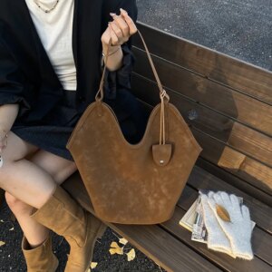 Large capacity bag 2025 new autumn and winter retro fashion shoulder bag niche versatile simple commuting tote bag for women