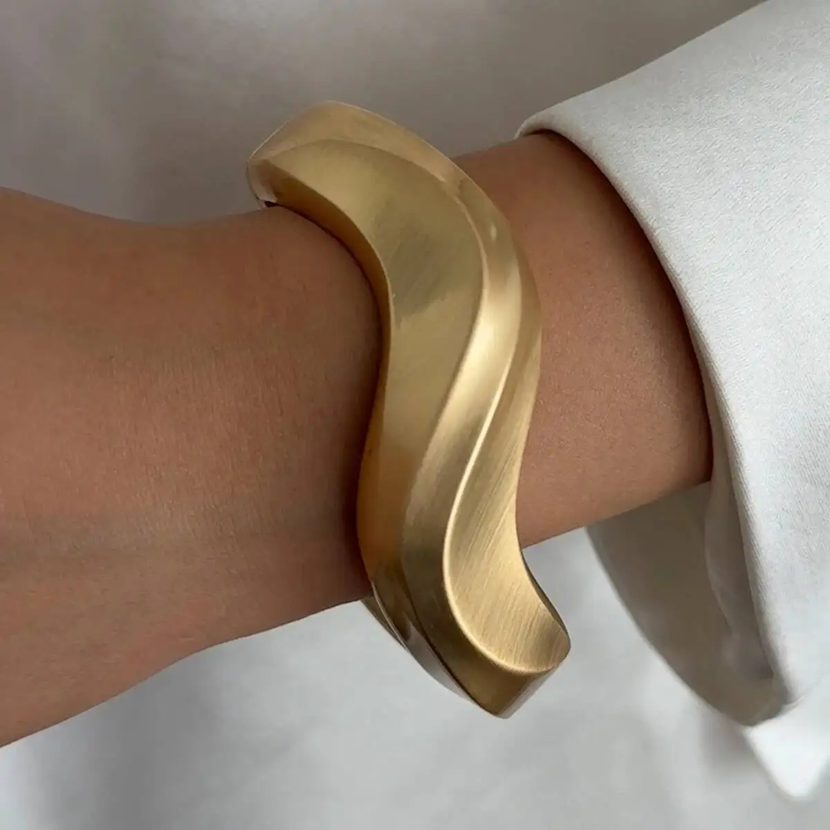 Salircon 4 Styles Vintage Irregular Resin Wide Chunky Bangles for Women Punk Geometric Wave Metal Stackable Bracelets Jewelry