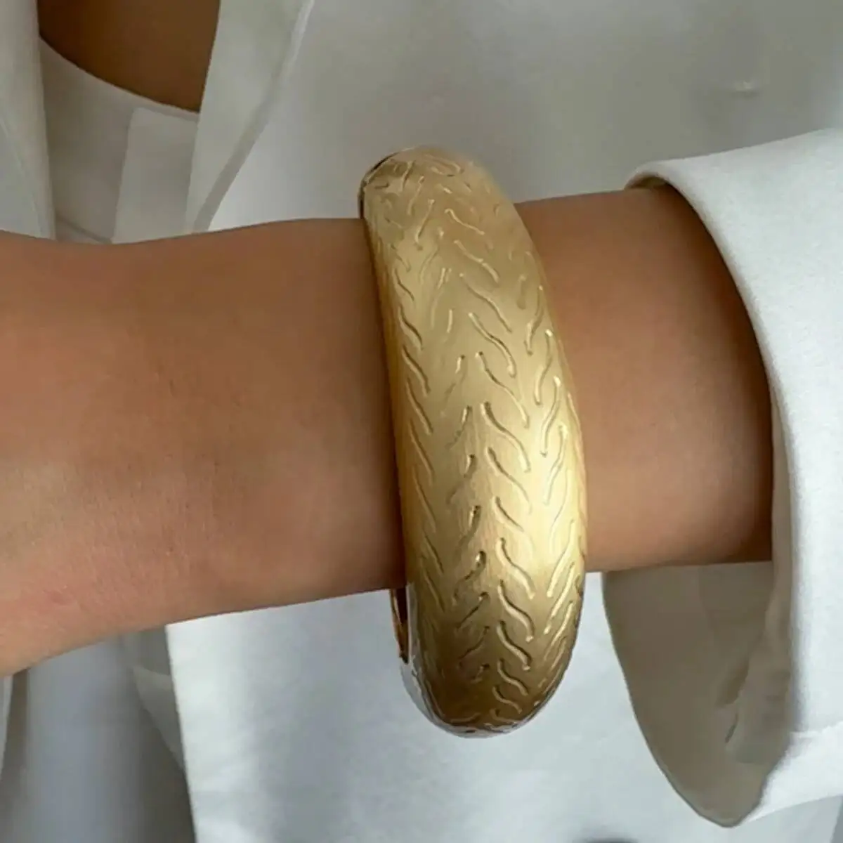 Salircon 4 Styles Vintage Irregular Resin Wide Chunky Bangles for Women Punk Geometric Wave Metal Stackable Bracelets Jewelry