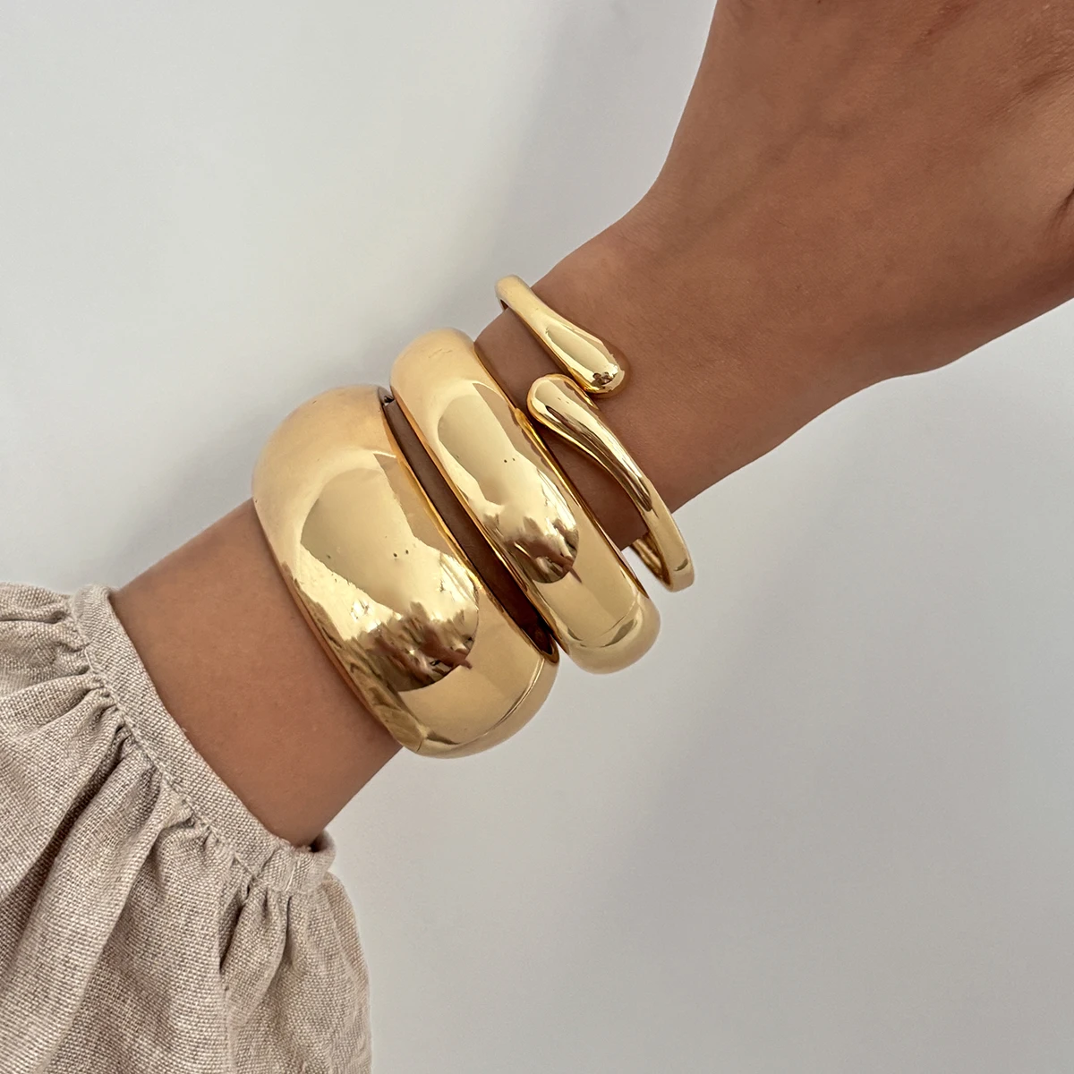 Salircon Vintage Hip Hop Geometric Metal Cuff Bangles for Women Punk Exaggerated Gold Color Metal Spring Bracelets Party Jewelry