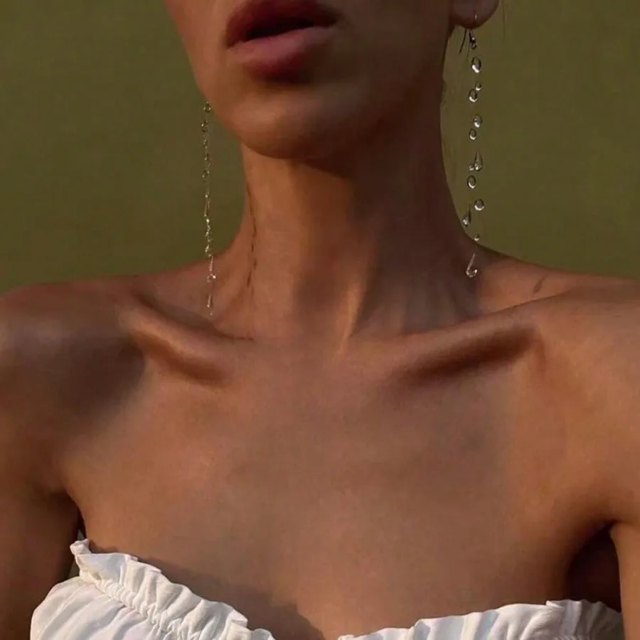 A pair of exquisite pendant earrings, elegant and classic, perfect as a birthday gift, Christmas gift, or Valentine's Day gift.