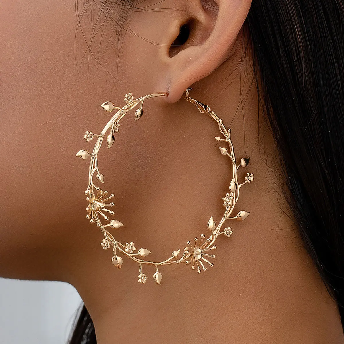 Exaggerated Hoop Earrings for Women Leaf Flower Gold Color Big Circle Earrings Vintage Trend Women's Jewelry Gift