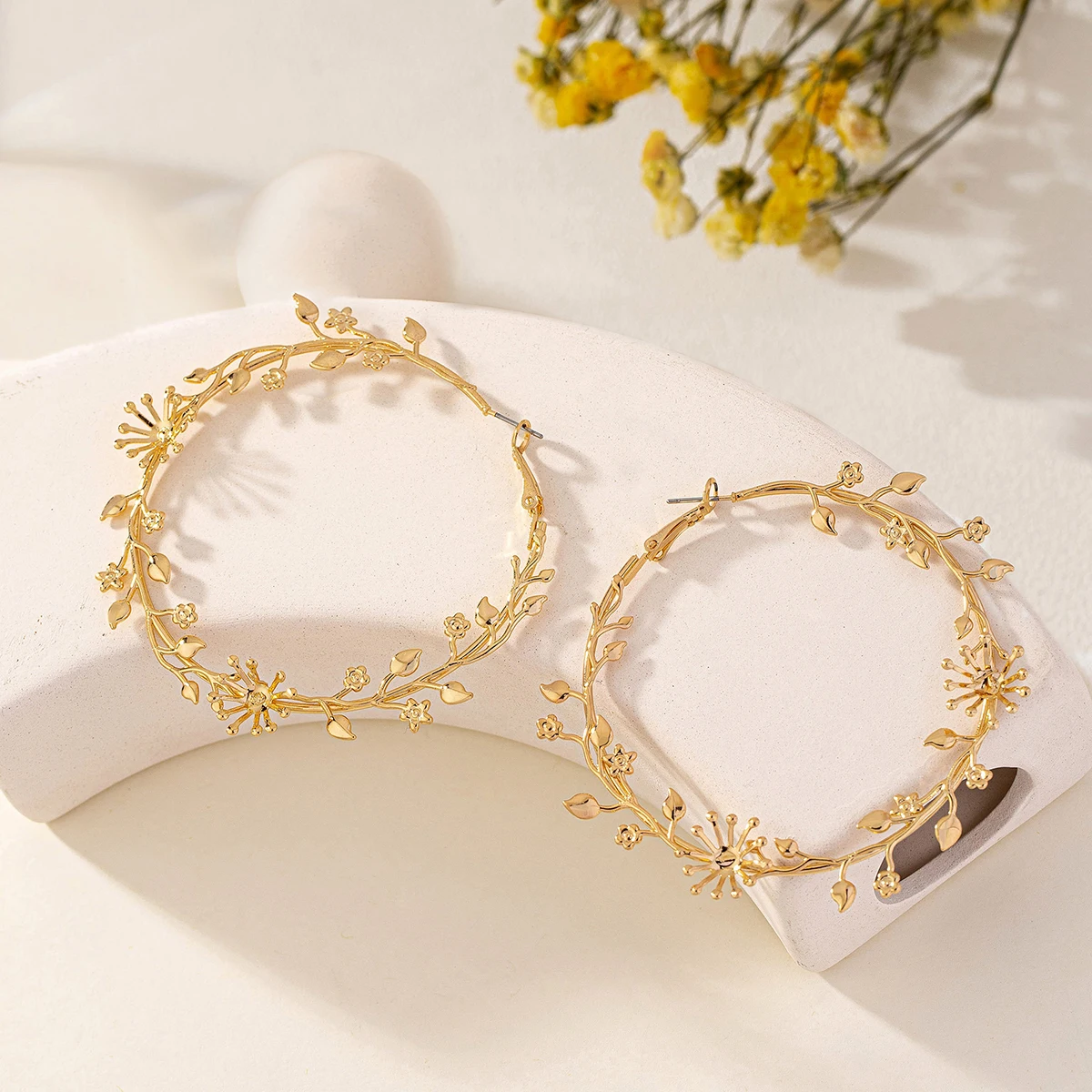 Exaggerated Hoop Earrings for Women Leaf Flower Gold Color Big Circle Earrings Vintage Trend Women's Jewelry Gift